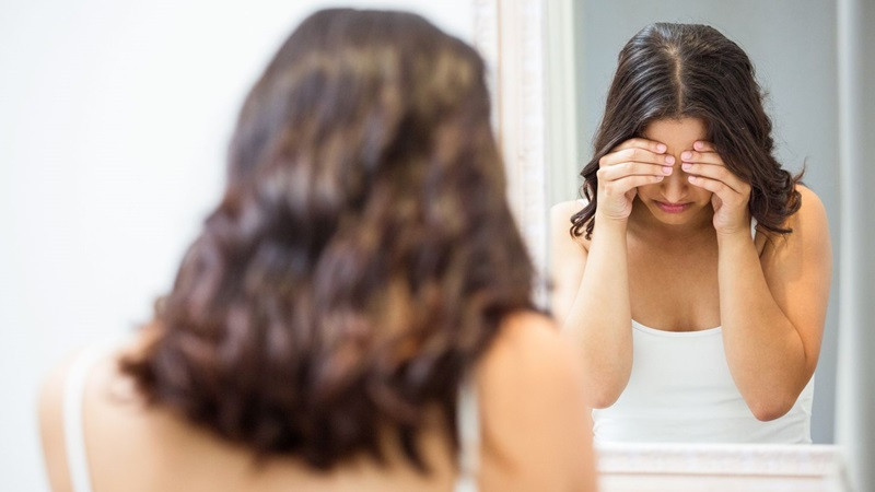 Tác động của body shaming lên sức khỏe thể chất và tâm thần, thường liên quan đến hình ảnh cơ thể méo mó và các hành vi tiêu cực.