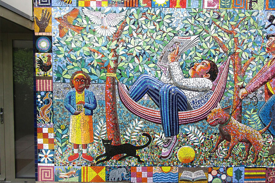 Tác phẩm khảm mosaic nhiều màu sắc trên tường ở Việt Nam, thể hiện sự đa dạng của nghệ thuật đường phố