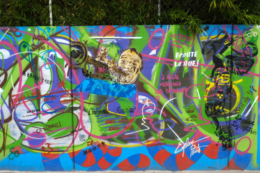 Tác phẩm nghệ thuật đường phố mang tên &quot;Ecoute la Rue&quot; (Lắng nghe đường phố), thể hiện tính tương tác với môi trường