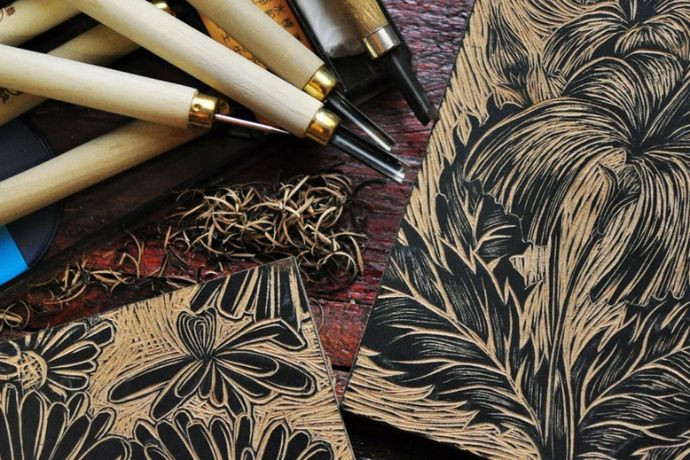 Tác phẩm nghệ thuật khắc gỗ, minh họa đường nét mạnh mẽ từ kỹ thuật in mộc bản