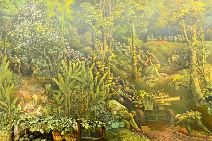 Tái hiện cảnh chiến sĩ bộ đội Việt Nam gian nan kéo pháo vượt núi rừng phục vụ chiến dịch Điện Biên Phủ