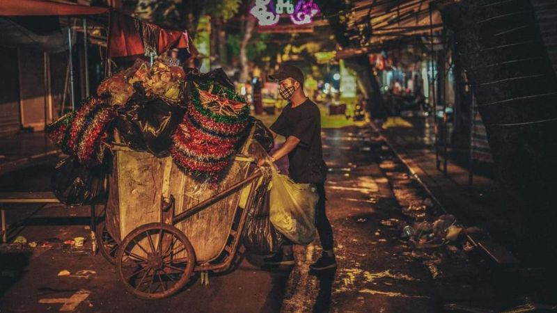 Tài xế xe công nghệ chờ khách dưới ánh đèn đêm