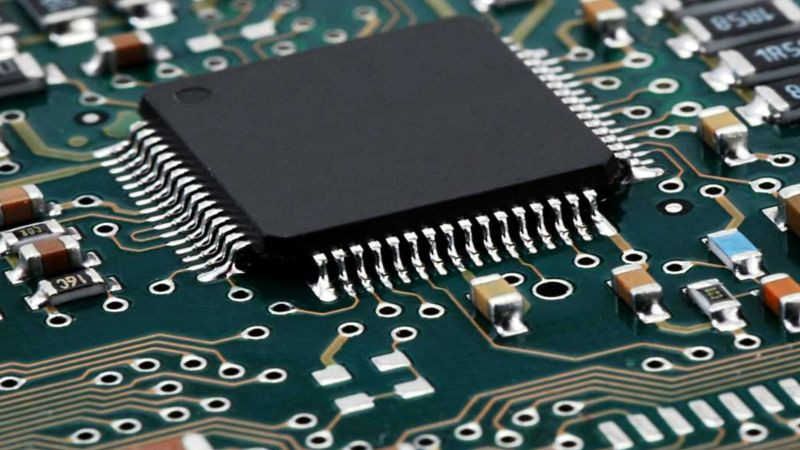 Tấm bán dẫn wafer chứa nhiều chip IC được sản xuất hàng loạt