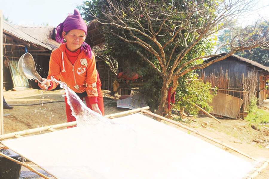 Khám Phá Nghệ Thuật Tranh Giấy Dó Truyền Thống Việt Nam Tấm giấy dó thành phẩm với đặc tính xốp nhẹ, sẵn sàng cho việc vẽ tranh giấy dó