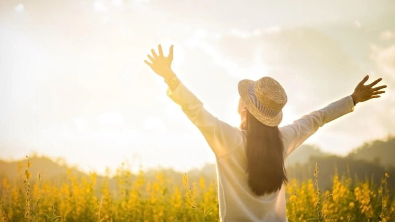 Tận hưởng khoảnh khắc thư giãn một mình giúp cân bằng cảm xúc và vượt qua tụt mood