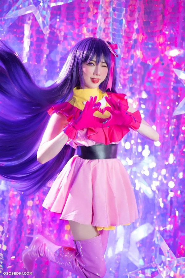 Tạo dáng dễ thương giữa ánh đèn sân khấu trong cosplay Ai Hoshino