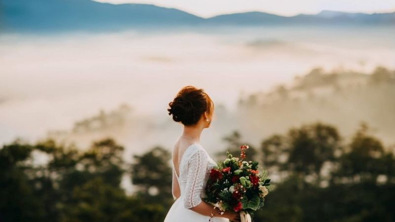 Tạo dáng ngồi duyên dáng của cô dâu trong bộ váy cưới.