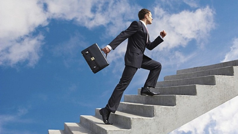 Tập trung vào việc phát triển bản thân giúp tăng sự tự tin và giảm cảm giác thua kém, vượt qua áp lực đồng trang lứa