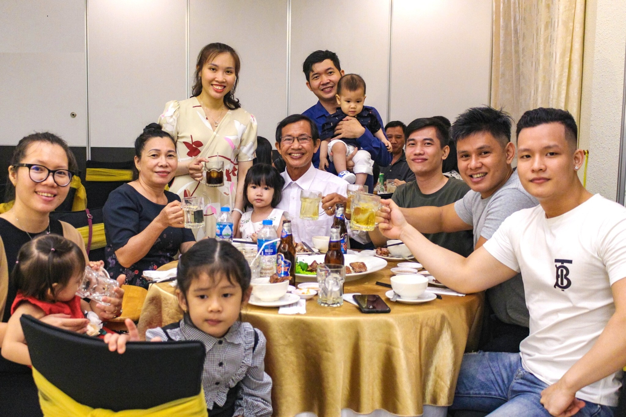 Tất cả thành viên cùng nhau trò chuyện rôm rả bên mâm cơm gia đình