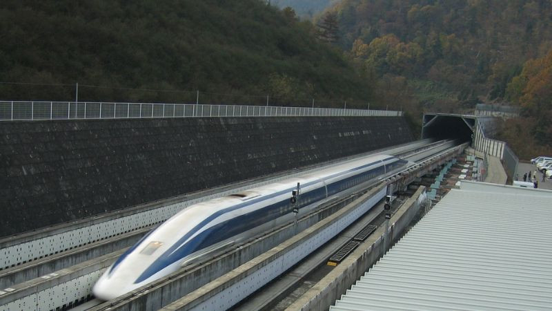 Tàu đệm từ (Maglev) ứng dụng lực từ trường để di chuyển không tiếp xúc ray.