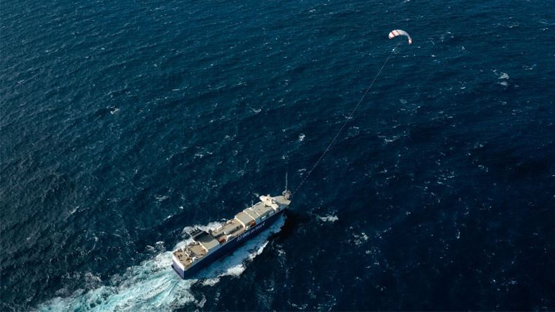 Tàu thuyền trên biển, minh họa việc sử dụng tín hiệu SOS trong hàng hải