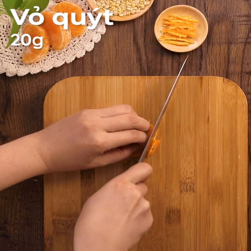 Thái nhỏ vỏ quýt khô thành sợi để tạo mùi thơm đặc trưng cho chè Lục Tàu Xá