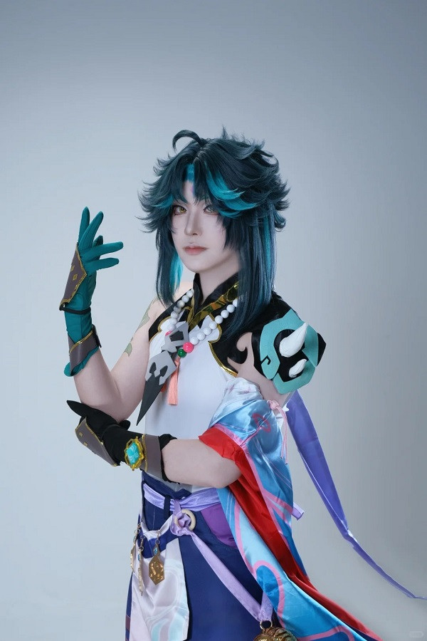 Thần thái mạnh mẽ và quyết đoán thể hiện rõ qua ánh mắt cosplayer