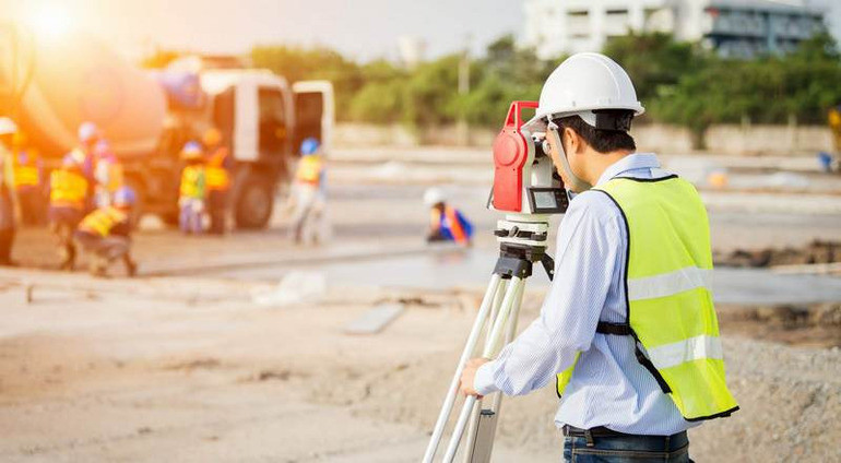 Thanh niên đang nghiên cứu mô hình công trình xây dựng