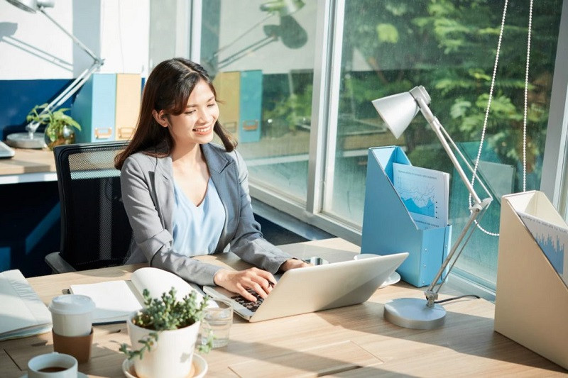 Thanh niên suy nghĩ khi nhìn vào máy tính bảng, đại diện cho người trẻ đang cân nhắc lựa chọn và tiềm năng phát triển trong nghề trợ lý cá nhân.