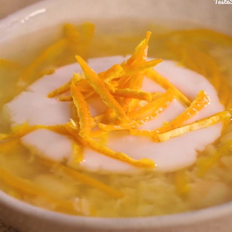 Thành phẩm chè Lục Tàu Xá thơm ngon, sánh mịn được múc ra bát sẵn sàng thưởng thức