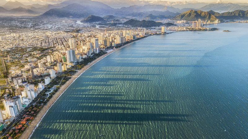 Thành phố hiện đại nằm sát bờ biển, sự kết hợp độc đáo trong ảnh biển đẹp