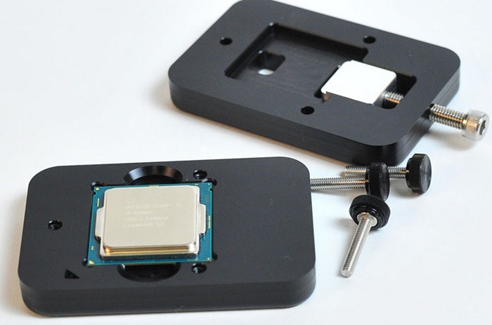 Thao tác tháo nắp kim loại (IHS) trên chip CPU, còn gọi là Delid CPU