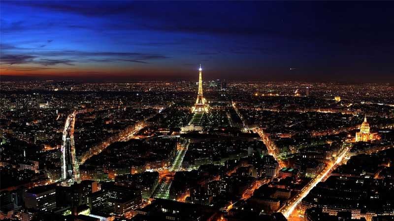 Tháp Eiffel tại Paris lung linh ánh đèn vào buổi tối