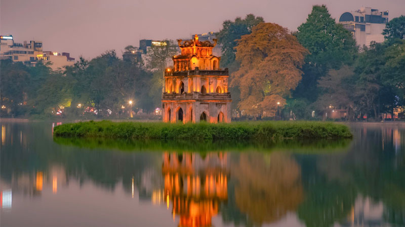 Tháp Rùa Hồ Gươm được chiếu sáng trong đêm