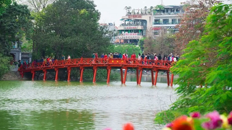 Tháp Rùa Hồ Hoàn Kiếm dưới ánh nắng ngày