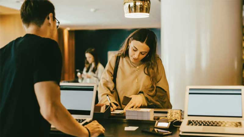 Thẻ khóa phòng khách sạn, được sử dụng trong suốt thời gian lưu trú và trả lại khi check-out.