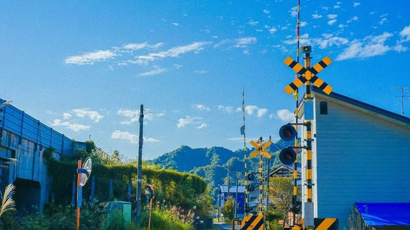 Thị trấn nhỏ dưới mưa trong phong cách anime, mang nét buồn đặc trưng của ảnh phong cảnh anime