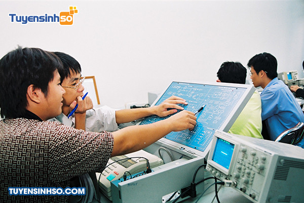 Thiết bị và mạch điện tử phức tạp trong phòng thí nghiệm