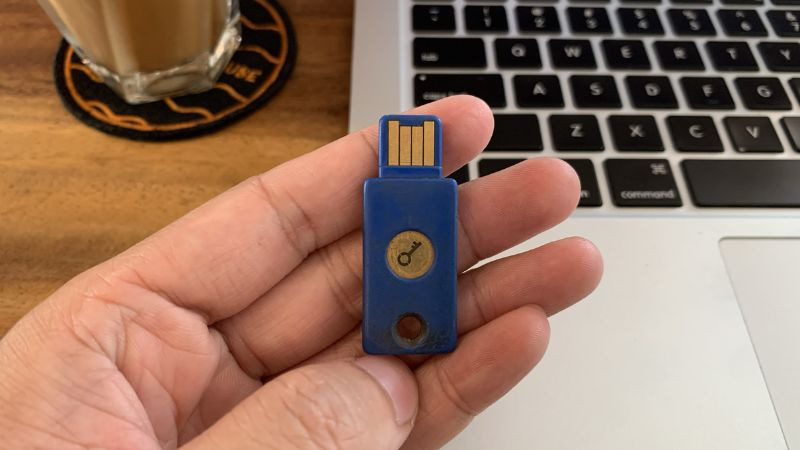 Thiết bị YubiKey 5 NFC cắm vào cổng USB của máy tính xách tay để xác thực đăng nhập.
