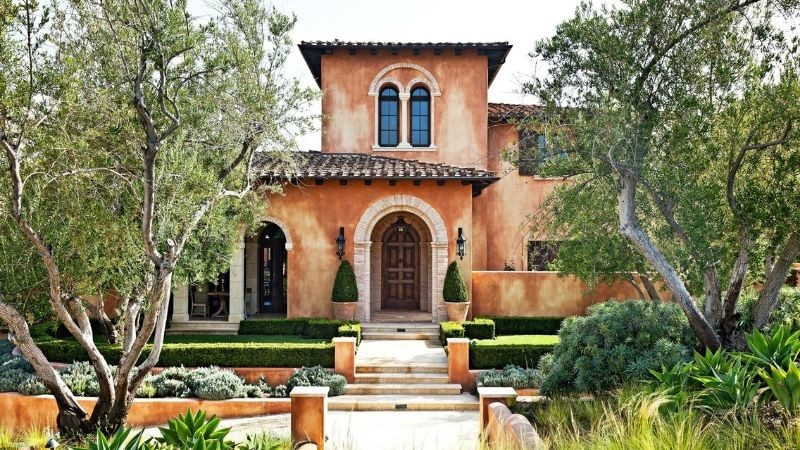 Thiết kế nhà Địa Trung Hải với sân hiên lát gạch