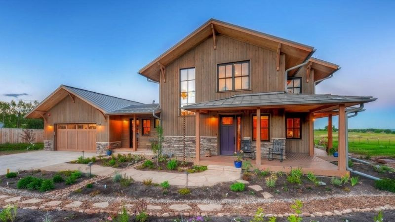 Thiết kế nhà Rustic với ban công gỗ và cây leo