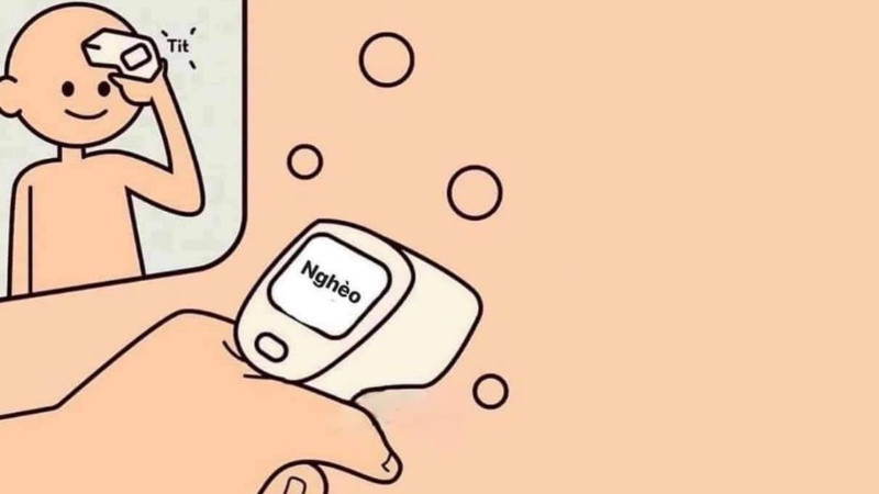 Thiếu nữ buồn bã nhìn vào điện thoại hiển thị số dư ít ỏi