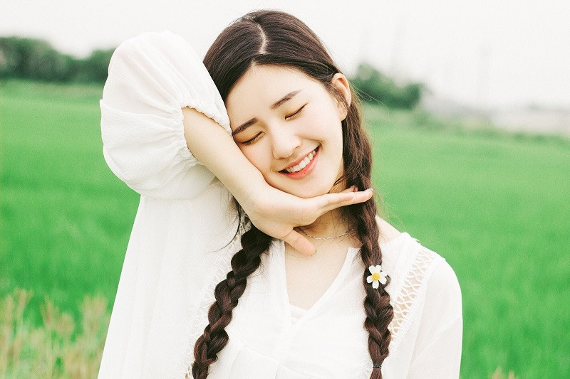 Thiếu nữ đáng yêu đang vui đùa