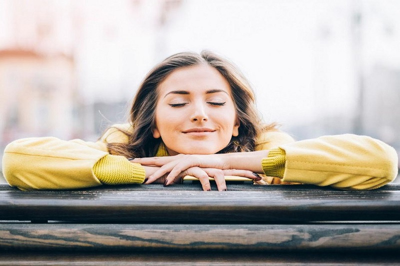 Thiếu nữ dễ thương với bó hoa nhỏ