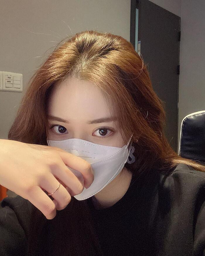 Thiếu nữ đeo khẩu trang phong cách trên đường phố