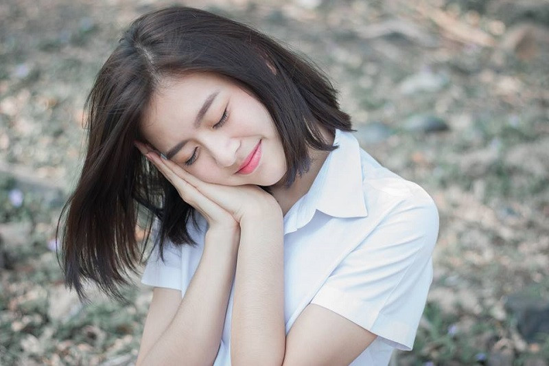 Thiếu nữ rạng rỡ với nụ cười tươi tắn