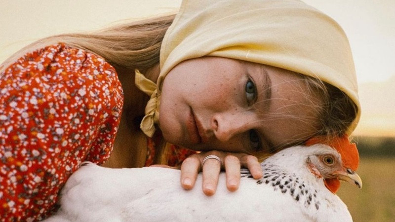 Tổng Hợp Những Bộ Ảnh Ngầu Nữ Đẹp Nhất Cho Bạn Thiếu nữ với phong cách edgy và thần thái lạnh lùng, tạo nên bức ảnh đầy ấn tượng