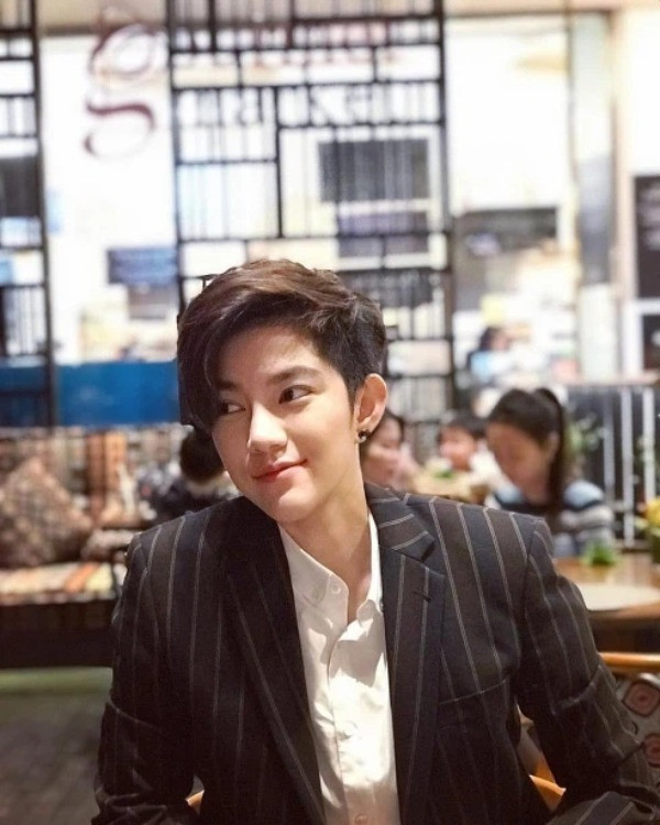 Thời trang tomboy: Kết hợp blazer với áo sơ mi hoặc áo pull mang đến nét thanh lịch, cá tính