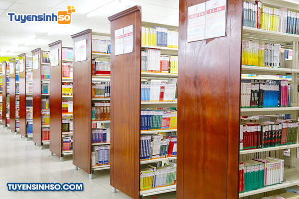 Thư viện rộng rãi và yên tĩnh tại Trường Đại học Kinh tế - Tài chính TP.HCM (UEF), nơi sinh viên học tập