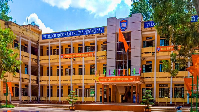 Thư viện trường học yên tĩnh với nhiều giá sách