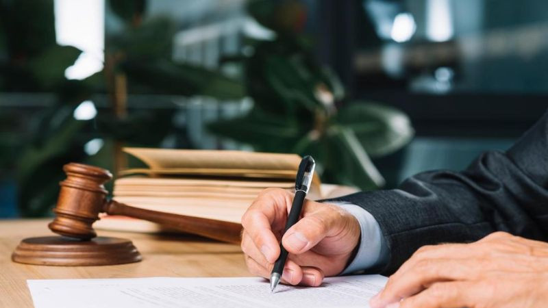 Thừa phát lại đang tống đạt giấy tờ pháp lý đến người nhận, đảm bảo tuân thủ quy định về thông báo