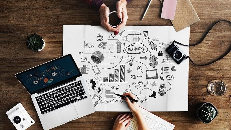 Thực hiện và giám sát kế hoạch quản lý mối quan hệ với các bên liên quan.