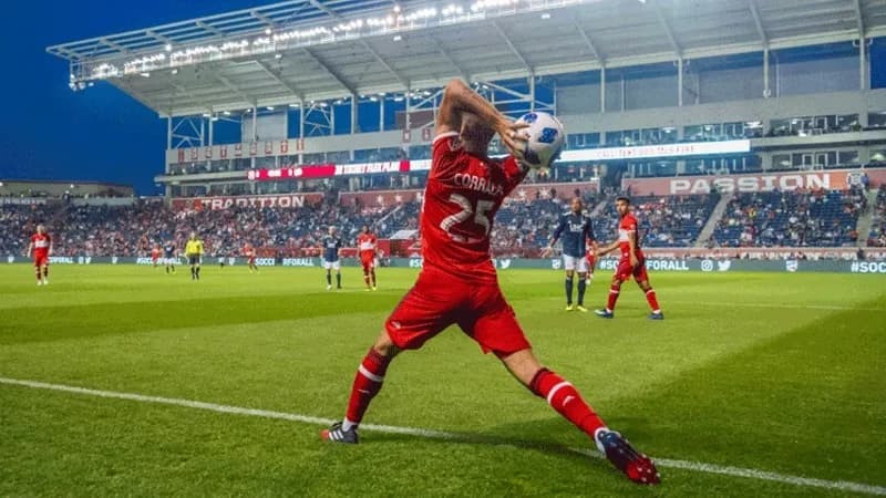 Tiền đạo tăng tốc thoát bẫy việt vị để đón đường chuyền bổng từ đồng đội