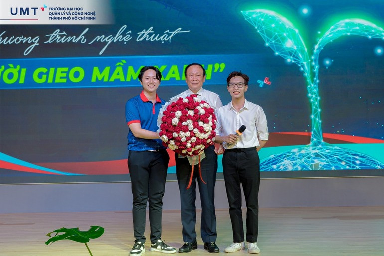 Tiết mục biểu diễn đầy nhiệt huyết của sinh viên UMT trên sân khấu chương trình tri ân