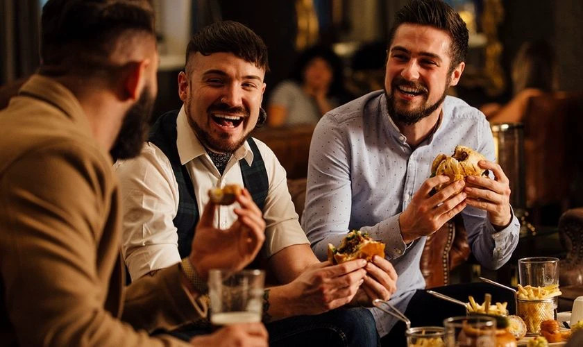 Hình ảnh đẹp mừng ngày Quốc tế Đàn ông 19/11 Tình bạn khắng khít của những người đàn ông trưởng thành