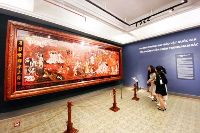 Tình trạng hư hỏng trên bề mặt bức tranh Vườn Xuân Trung Nam Bắc, minh chứng cho những thách thức trong công tác bảo tồn tác phẩm sơn mài