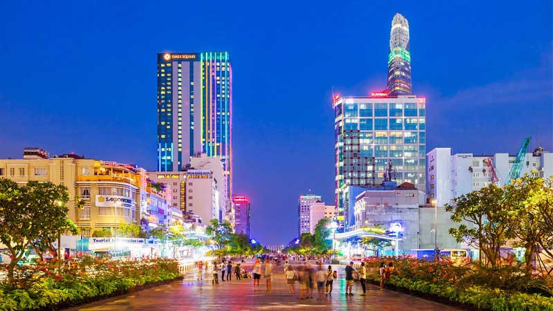 Tòa nhà Bitexco Financial Tower nổi bật giữa trung tâm TP.HCM về đêm