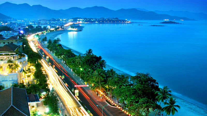 Toà nhà cao tầng hiện đại ở Đà Nẵng, phản ánh sự phát triển của thành phố qua ảnh đường phố.