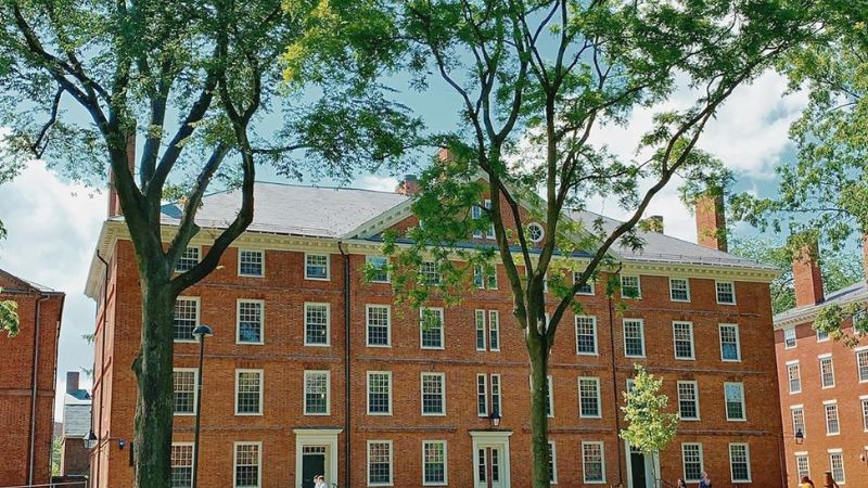 Toà nhà trường học hiện đại dưới ánh nắng