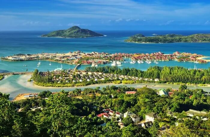 Toàn cảnh bờ biển Seychelles, một địa điểm nổi tiếng cho công ty Offshore